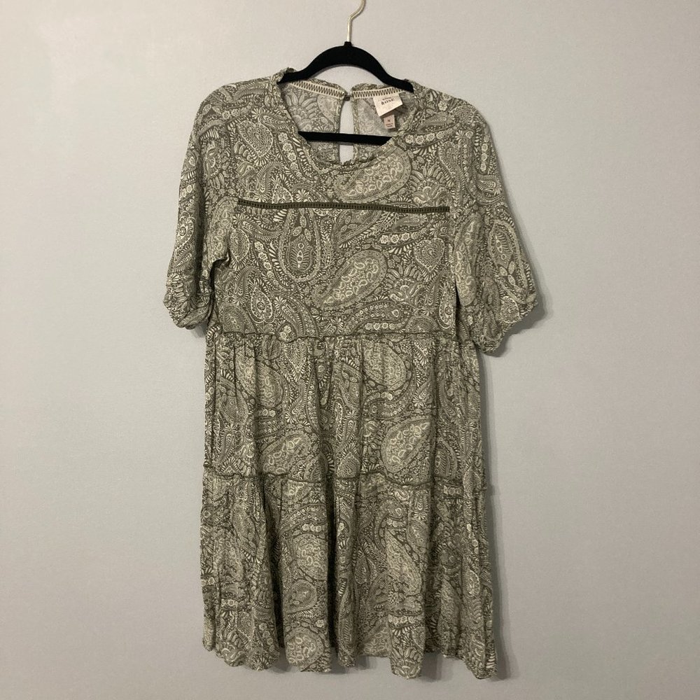 KNOX ROSE Dress Size Medium Green and Beige Paisley Tiered Boho Hippie Short Slv
